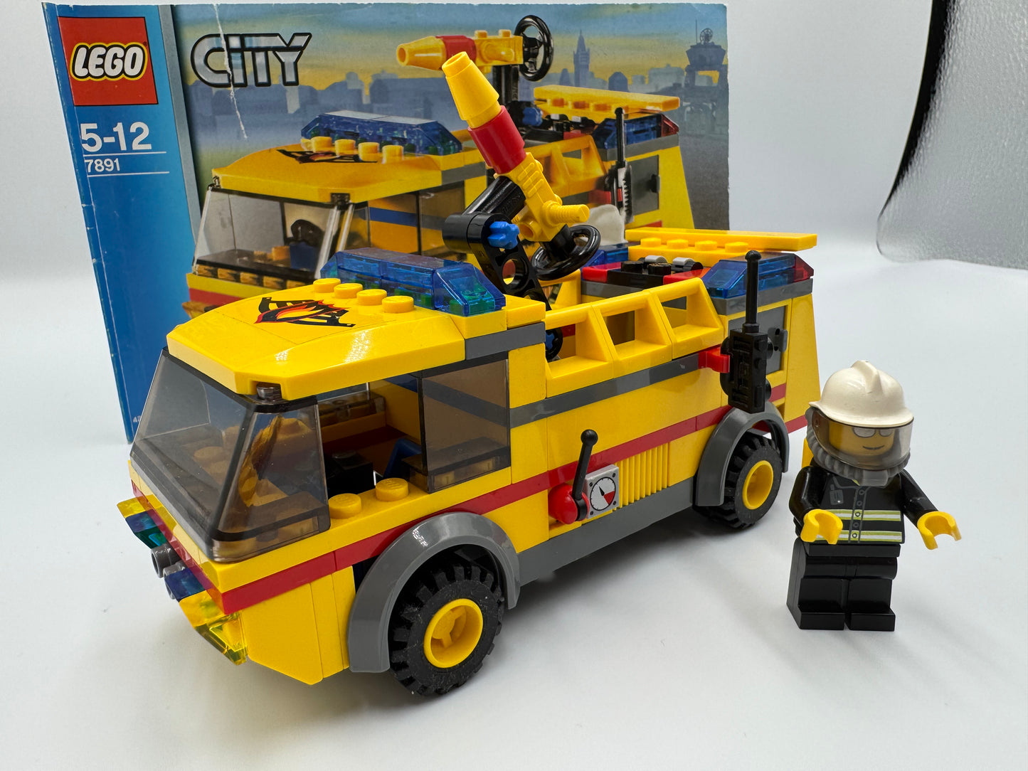 LEGO® 7891 City - Lotniskowy wóz strażacki