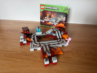 LEGO® 21130 Minecraft - Linia kolejowa w Netherze