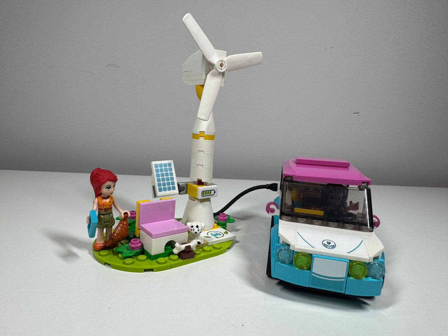 LEGO® 41443 Friends - Samochód elektryczny Olivii