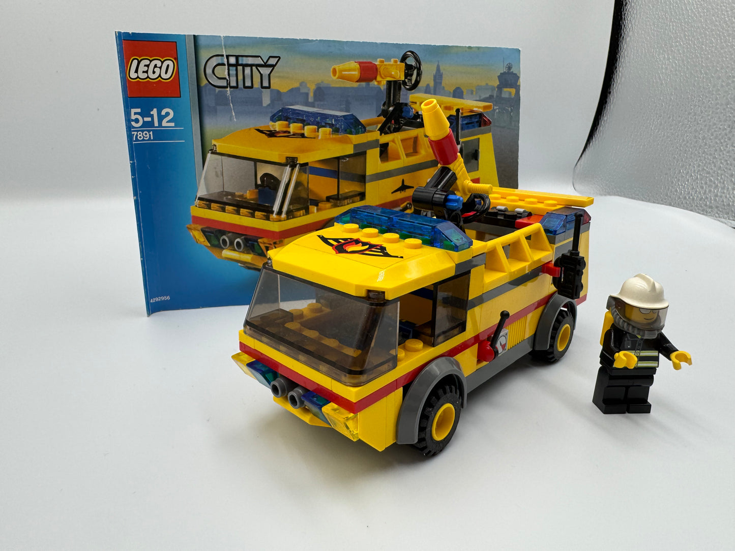 LEGO® 7891 City - Lotniskowy wóz strażacki