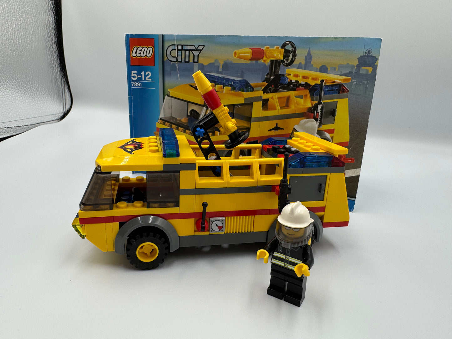 LEGO® 7891 City - Lotniskowy wóz strażacki