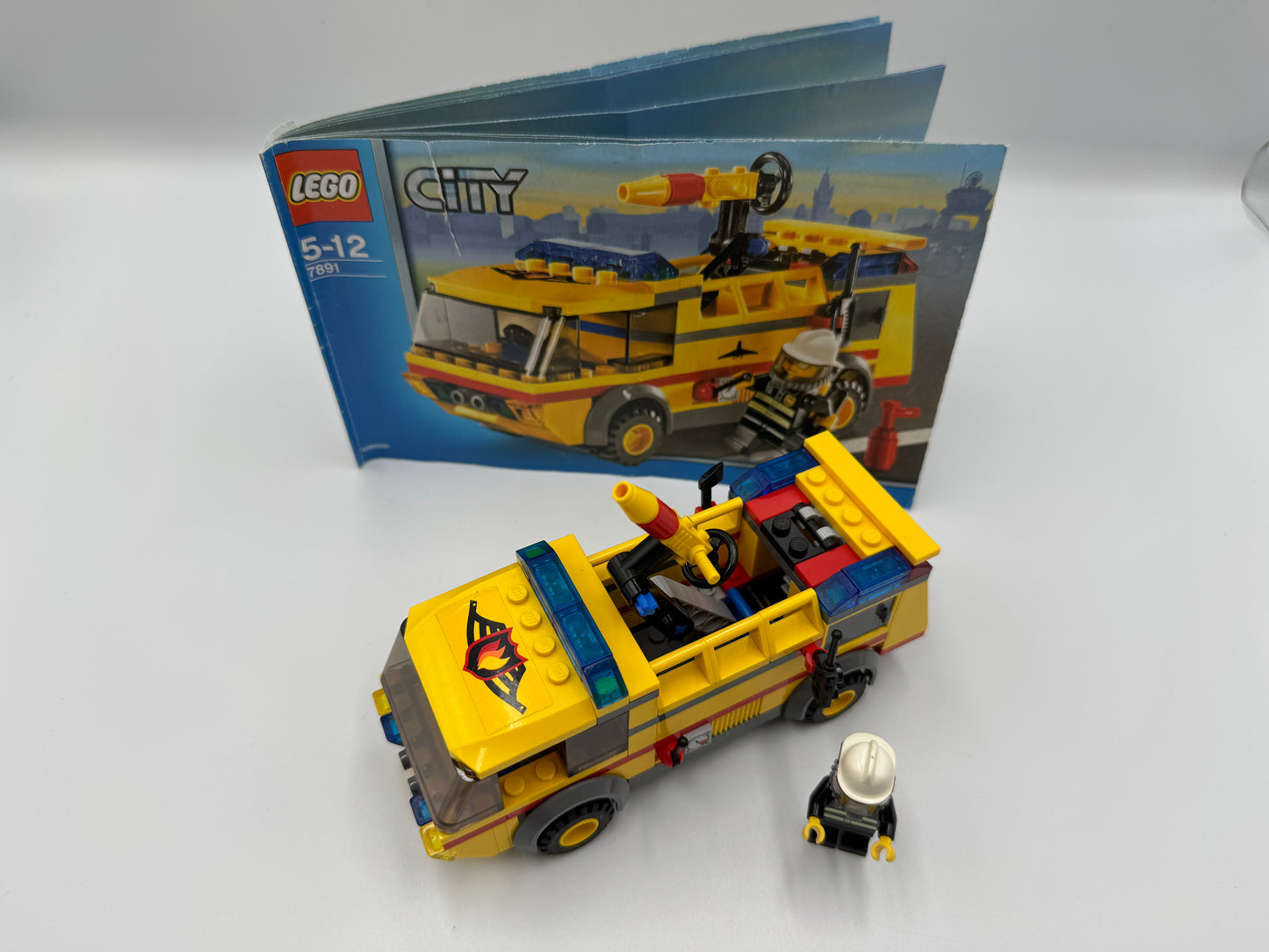LEGO® 7891 City - Lotniskowy wóz strażacki