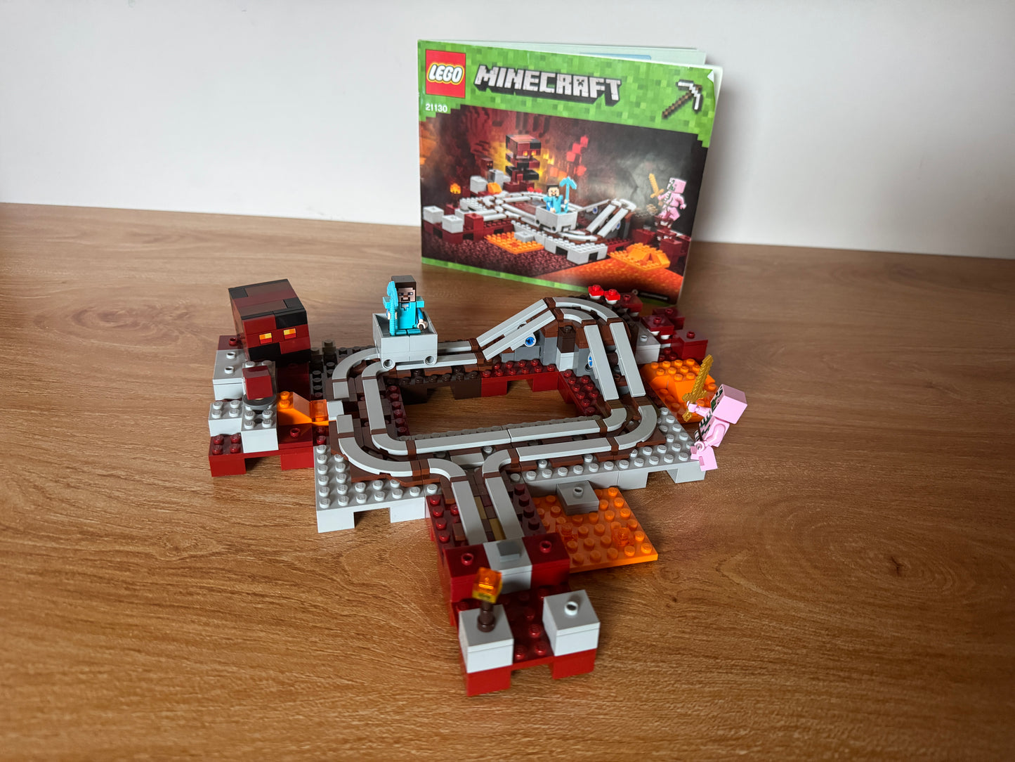 LEGO® 21130 Minecraft - Linia kolejowa w Netherze