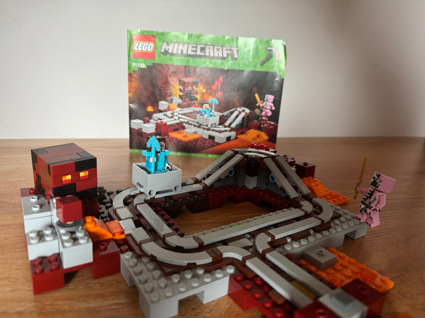 LEGO® 21130 Minecraft - Linia kolejowa w Netherze
