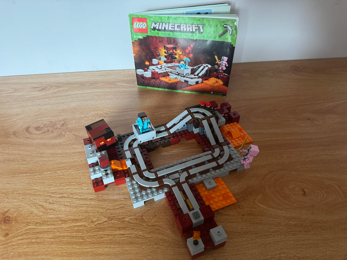 LEGO® 21130 Minecraft - Linia kolejowa w Netherze