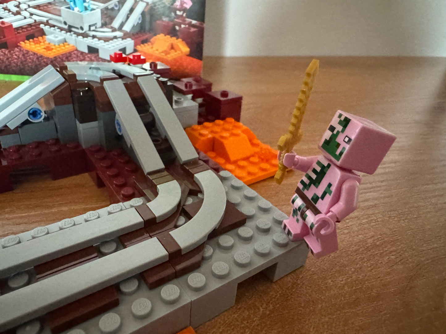 LEGO® 21130 Minecraft - Linia kolejowa w Netherze