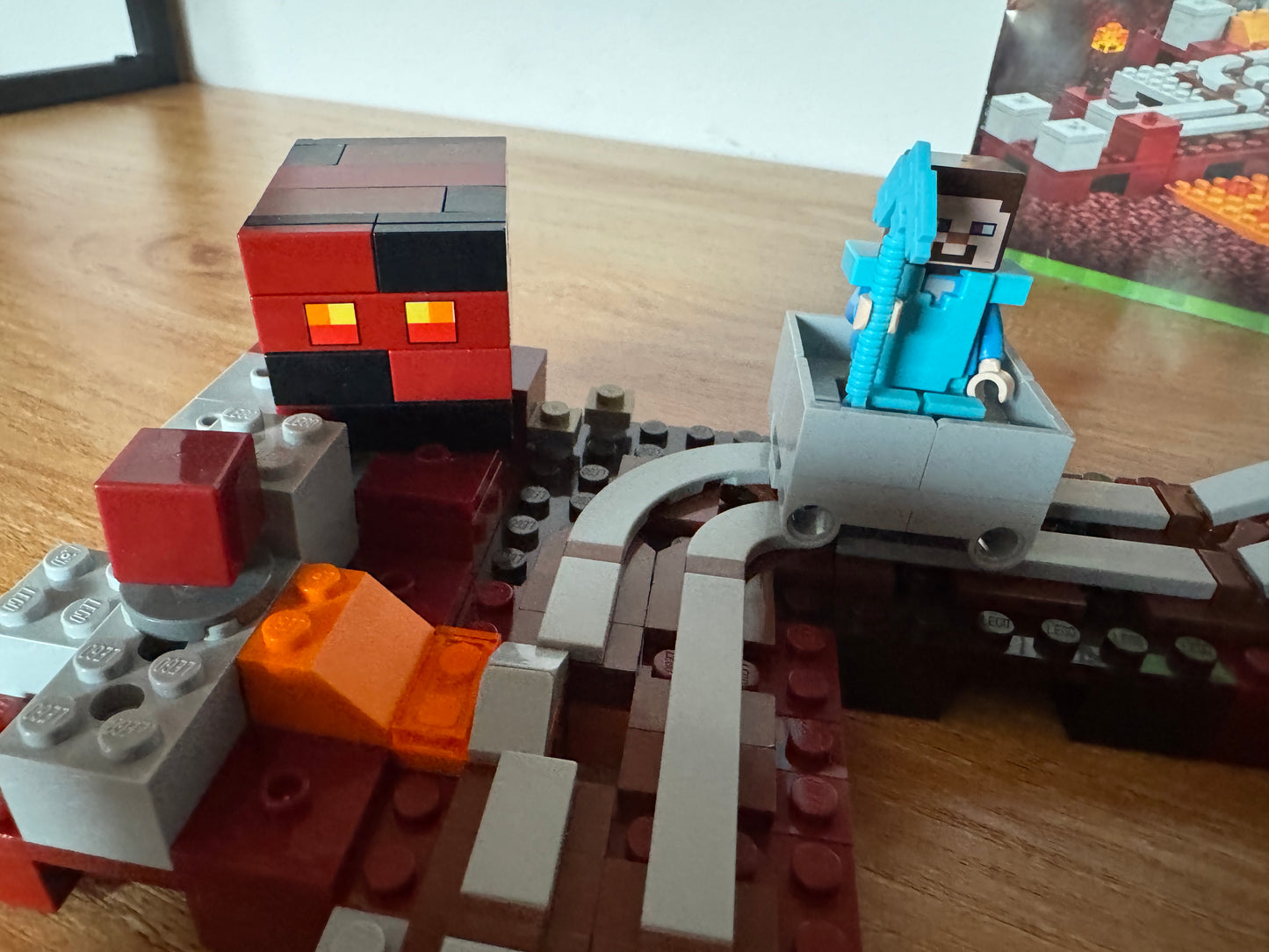 LEGO® 21130 Minecraft - Linia kolejowa w Netherze