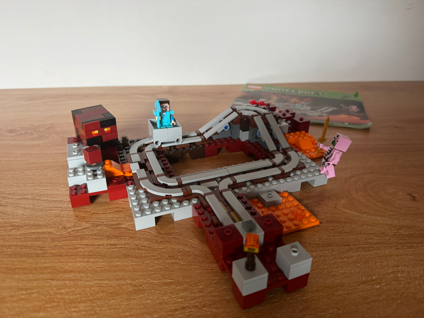 LEGO® 21130 Minecraft - Linia kolejowa w Netherze