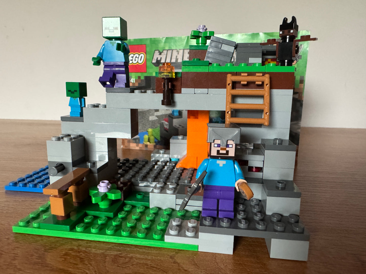 LEGO® 21141 Minecraft - Jaskinia zombie